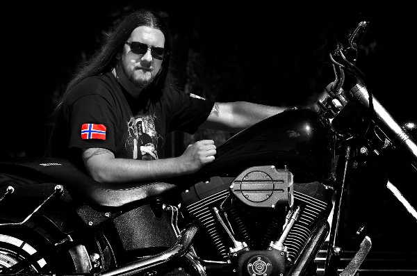 BLACK METAL: Trommis i Blackmetalbandet Ragnarok, John Thomas «Jontho» Brattland er klar til avreise til Wacken-festivalen i Tyskland. Opplevelsen føyer seg inn i rekken av mange andre turneerbandet har vært med på opp gjennom årene. De var blant annet det første svertmetallbandet noensinne som spilte i Sibir, og de har holdt konsert i Amazonas   norsk festival:  I dag spillerRagnarokpå en festival i Tyskland med bare norske band. Festivalen finner sted i Schweinfurt, utenfor Frankfurt.FOTO: JARL M. ANDERSEN