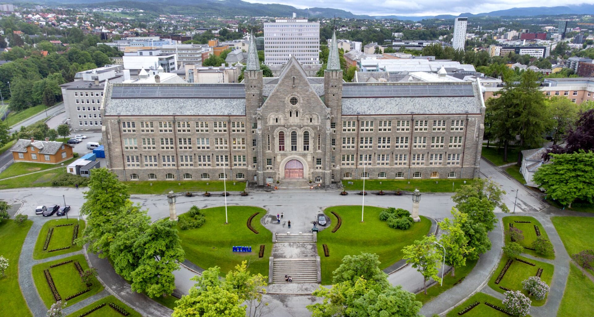 Norges teknisk-naturvitenskapelige universitet (NTNU) har hovedsete i Trondheim og campuser i Gjøvik og Ålesund.