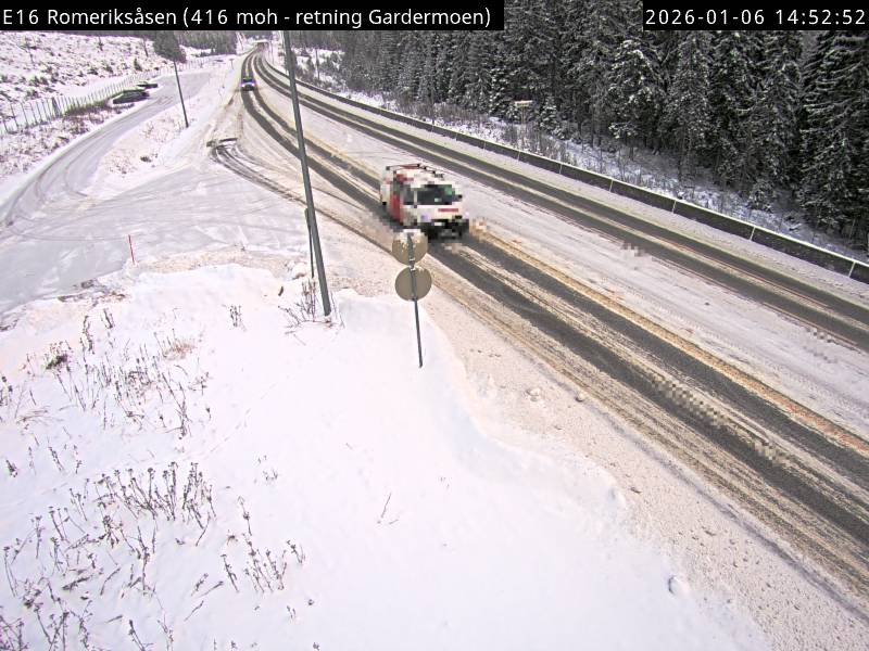 NÅ: E16 Romeriksåsen. Retning Gardermoen. Webkamera: Statens vegvesen