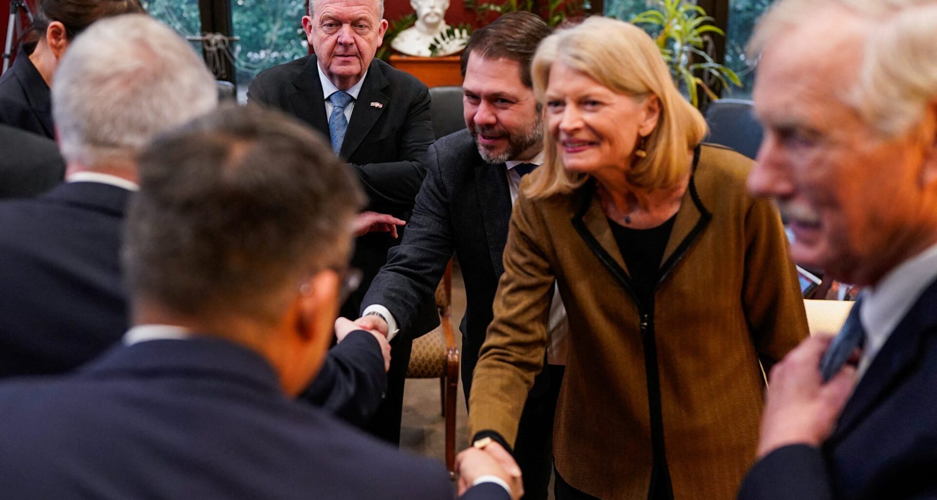 Republikanske Lisa Murkowski er en av politikerne som skal møte danske og grønlandske politikere fredag. Her fra et møte med Danmarks utenriksminister Lars Løkke Rasmusen og Grønlands utenriksminister Vivian Motzfeldt på onsdag.