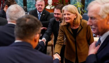 Republikanske Lisa Murkowski er en av politikerne som skal møte danske og grønlandske politikere fredag. Her fra et møte med Danmarks utenriksminister Lars Løkke Rasmusen og Grønlands utenriksminister Vivian Motzfeldt på onsdag.