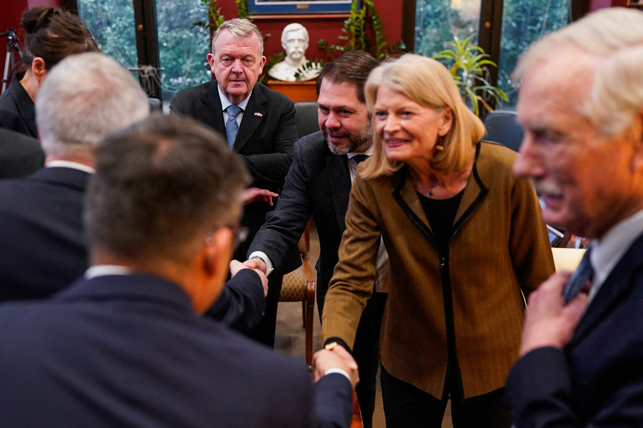 Republikanske Lisa Murkowski er en av politikerne som skal møte danske og grønlandske politikere fredag. Her fra et møte med Danmarks utenriksminister Lars Løkke Rasmusen og Grønlands utenriksminister Vivian Motzfeldt på onsdag.