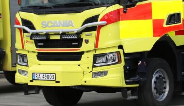 (+) Brann i bil spredte seg til hus — to personer under­søkt av helse­perso­nell - folkebladet.no