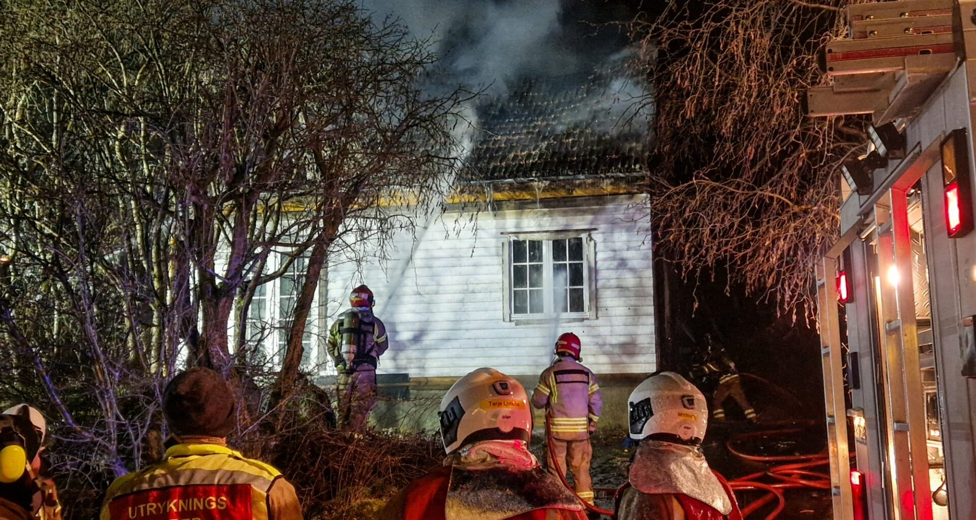 Høyanger, Brann | Brått kom meldinga «Brann i bygning»: – Då gjekk pulsen opp - Firda