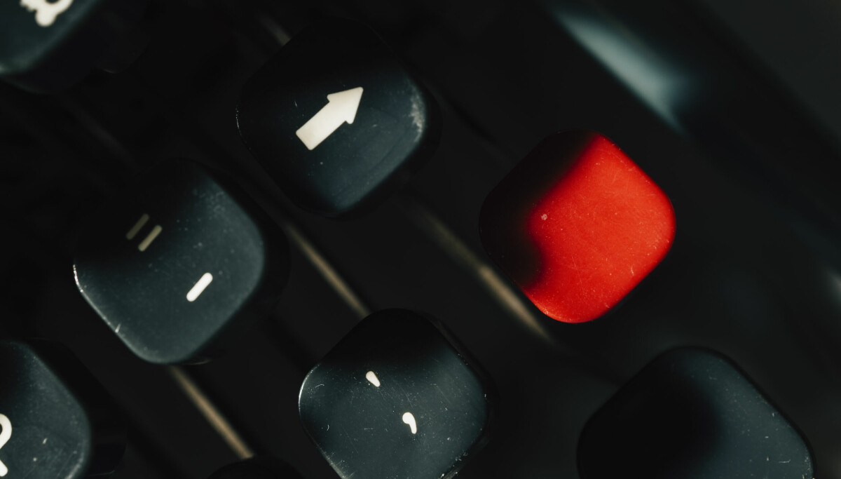 Henrik Skaug Sætra testet å skrive for hånd med fyllepenn, på skrivemaskin, på gammel datamaskin og med kunstig intelligens.