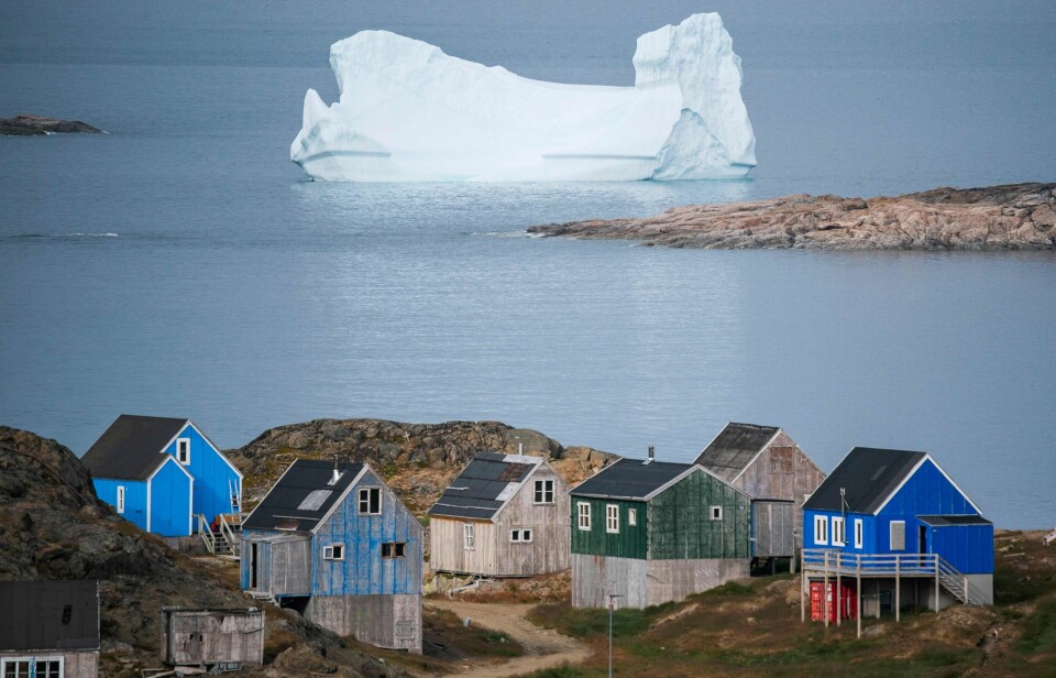 Et isfjell ved den lille byen Kulusuk sørøst på Grønland. Den store øya i Arktis preger nyhetsbildet for tiden.