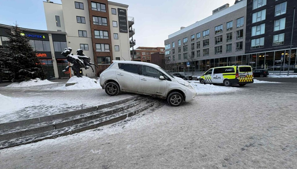 bil i trappa foran Løren Torg