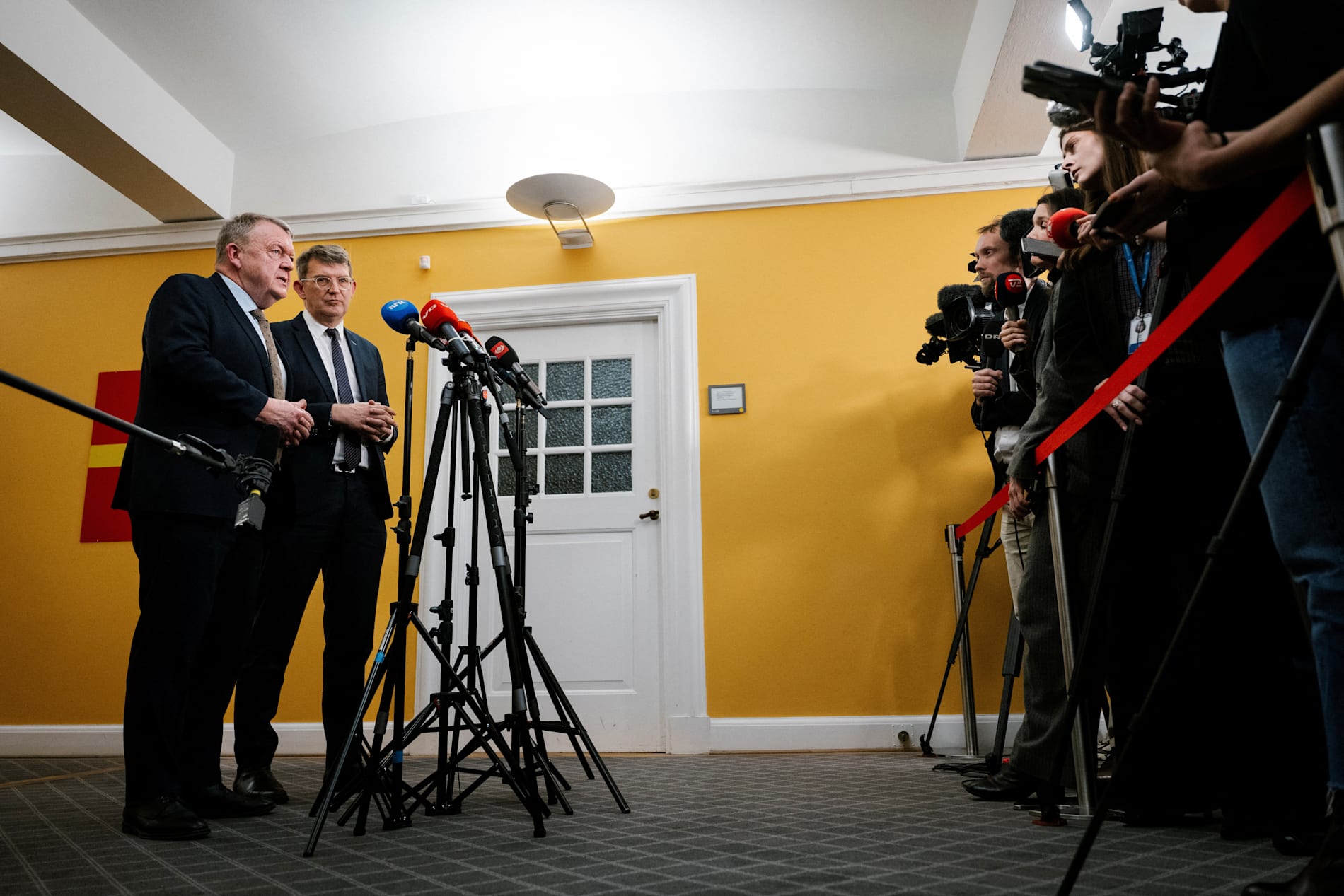 Danmarks utenriksminister Lars Løkke Rasmussen og forsvarsminister Truels Lund Poulsen møter pressen etter tirsdagens hastemøte om landets forhold til USA. 