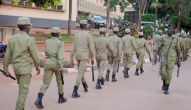 Opposisjonspolitiker sier sikkerhetsstyrker drepte ti personer i huset hans