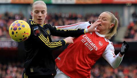 Anna Sandberg og Frida Maanum kjemper om ballen. Arsenal Women og Manchester United, 10. januar 2026.