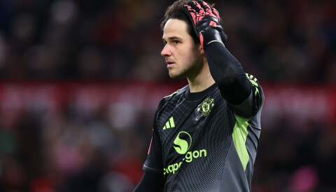 Senne Lammens holder seg til hodet, 11. januar 2026.