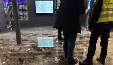 Bilde av en våt T-banestasjonen tirsdag ettermiddag.