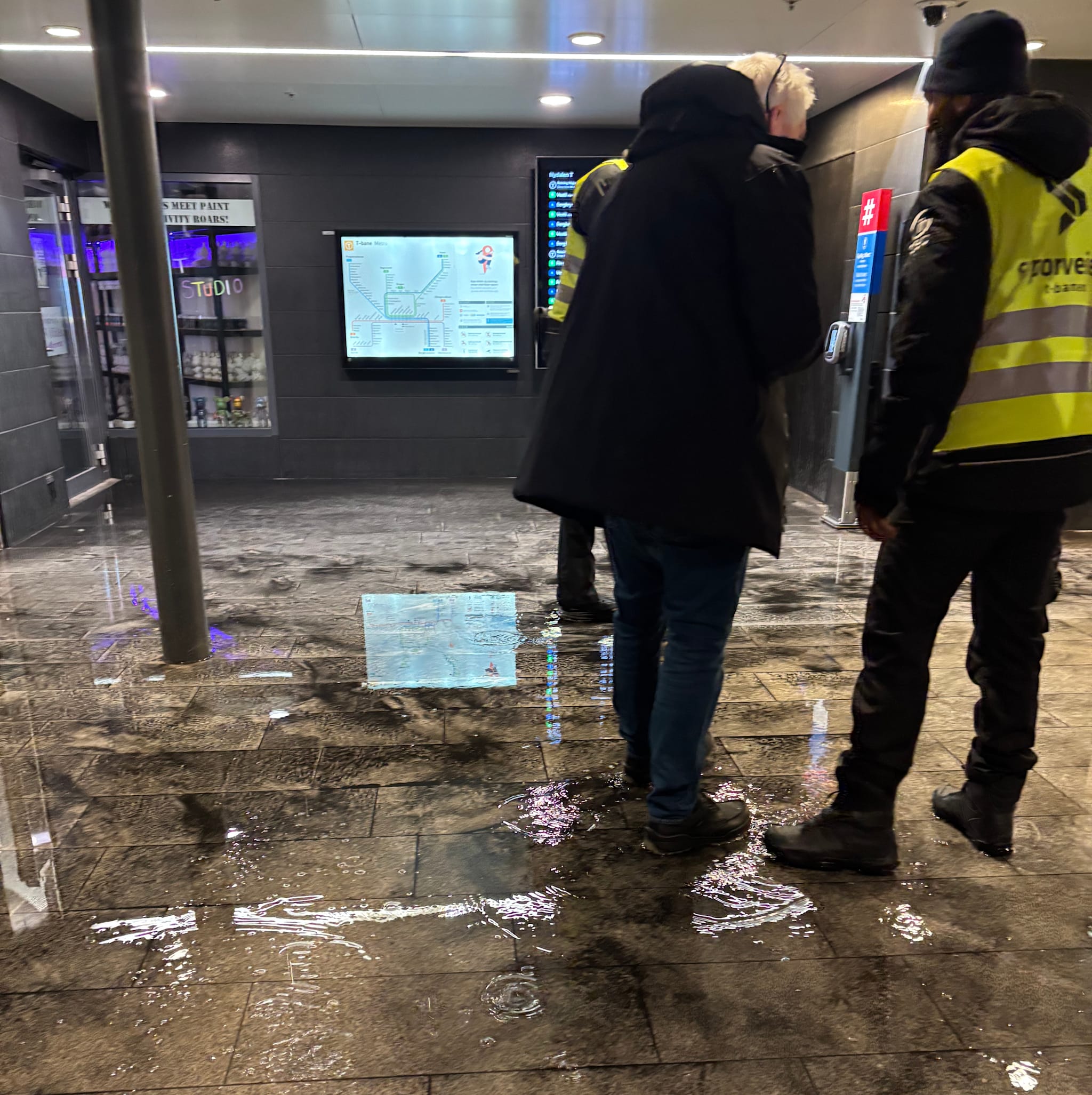 Bilde av en våt T-banestasjonen tirsdag ettermiddag.