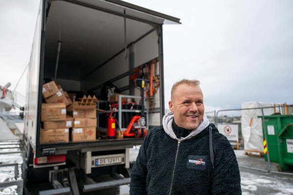 Lasse Store har gjort fuyrverkeriet klart for avfyring over Vågen klokken tolv i kveld.