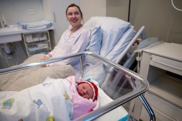 Frida Dahl Birkeland og Øyvind Garnes Loftheim er stolte foreldre til årets Nyttårsbarn i Bergen født ti minutter over midnatt