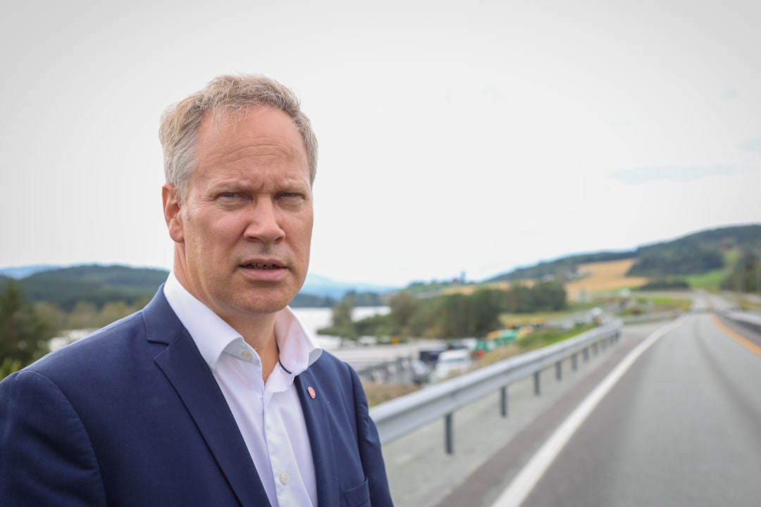 111 døde på norske veier i fjor – samferdselsministeren er bekymret