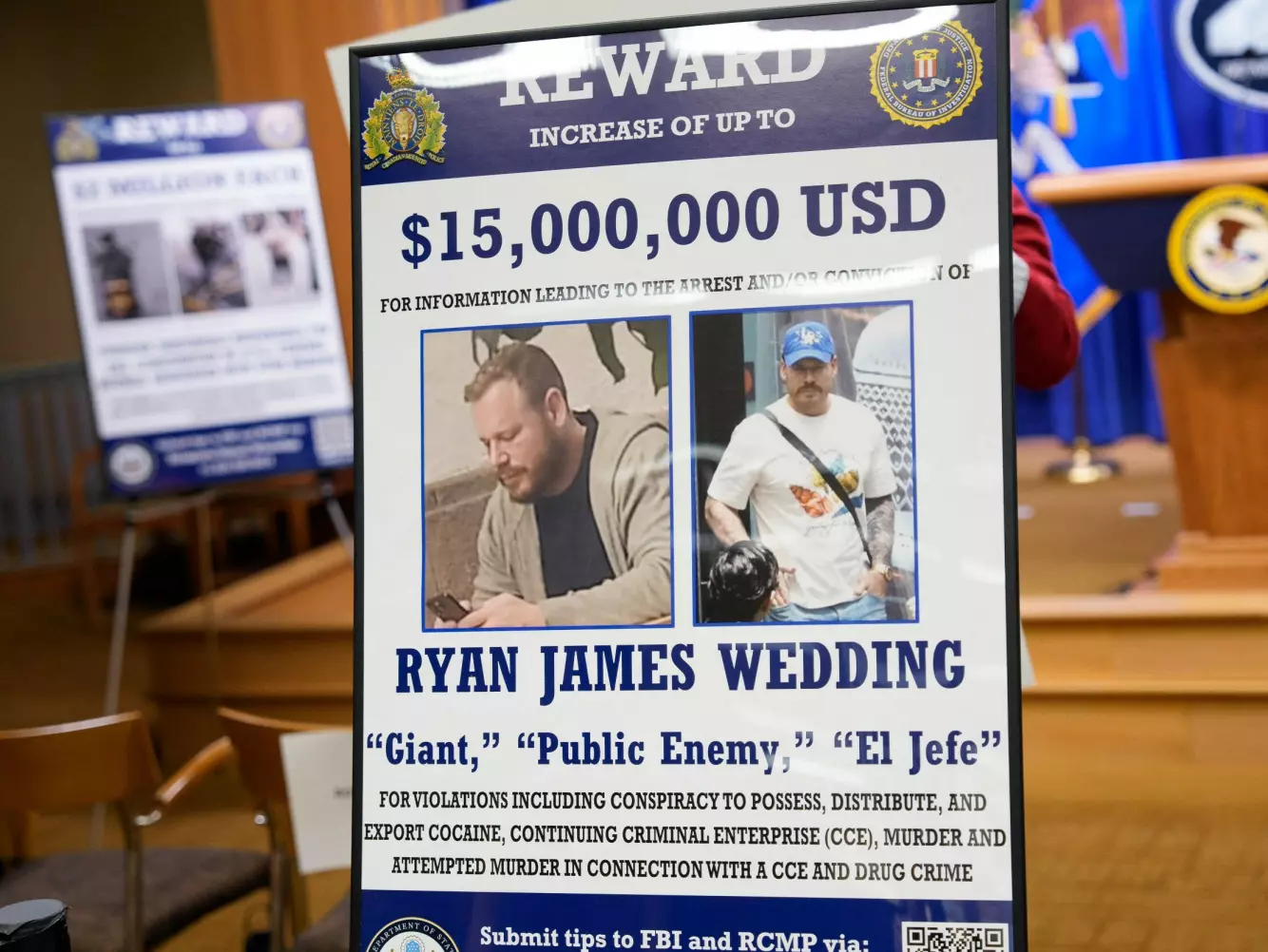 JAKTES: En dusørplakat for Ryan James Wedding etter en pressekonferanse der den tidligere OL-snowboarderen ble siktet for drap og hvitvasking knyttet til narkotikakriminalitet. USA har utlovet 15 millioner dollar i dusør. Foto: Andrew Harnik / Getty Images / AFP / NTB