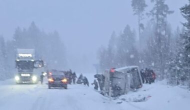 Toetasjes buss med 48 personer om bord veltet i Sverige