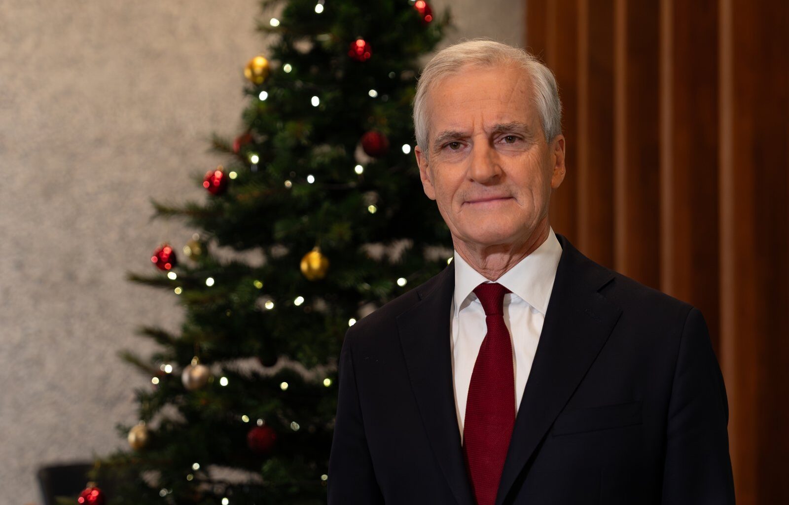 Portrett av statsministeren foran et juletre.