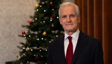 Portrett av statsministeren foran et juletre.