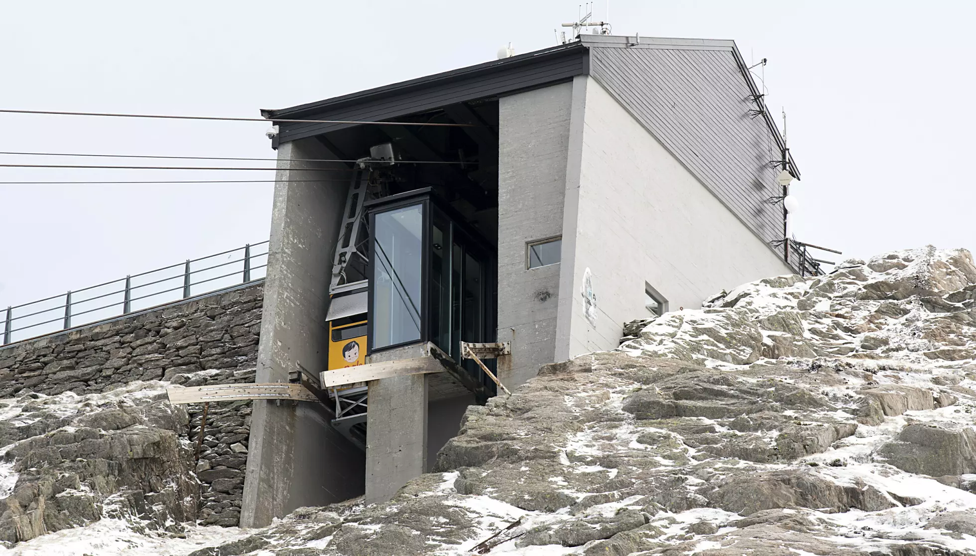 NÅDDE FRAM: Ulriksbanen ble åpnet for politiet og det frivillige mannskapet. Foto: Marit Hommedal / NTB