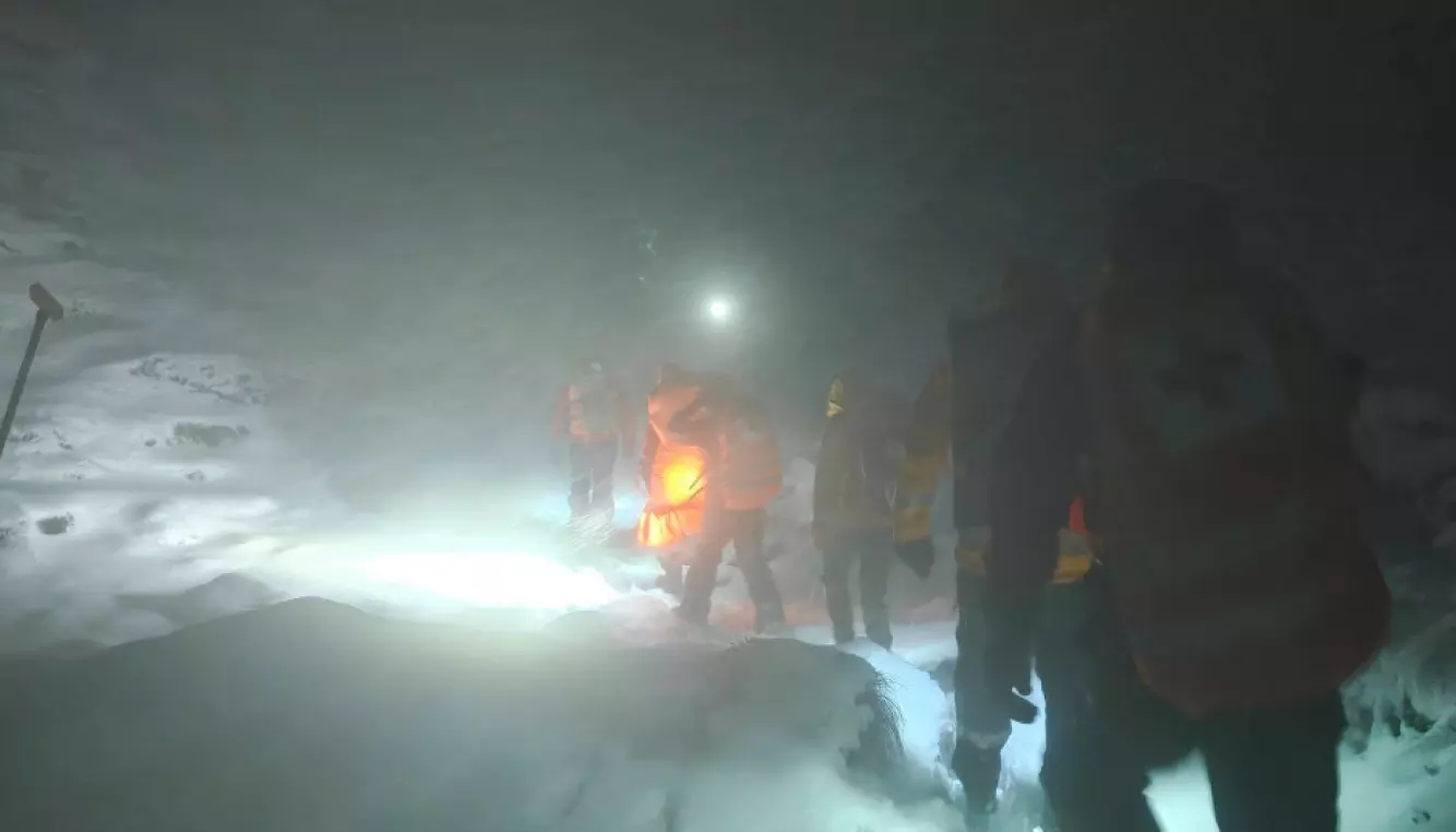 KUNNE ENDT VERRE: Redningsgruppa fant fram til den kalde mannen i tide. Foto: Matias Høgden / Røde Kors