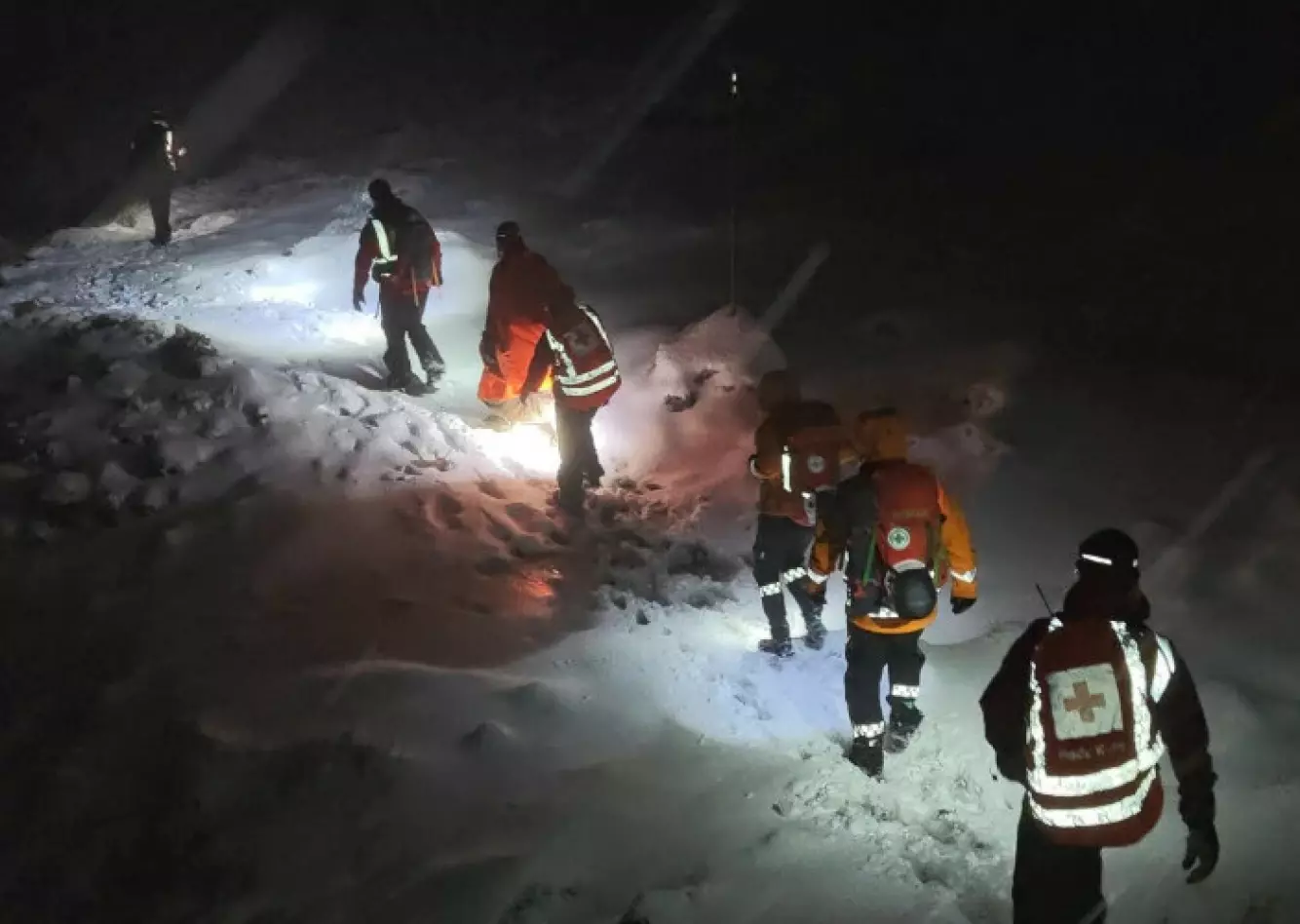 FLERE BIDRO: Flere frivillige møtte gjengen på veien for å gi mannen nye sko og klær. Foto: Matias Høgden / Røde Kors