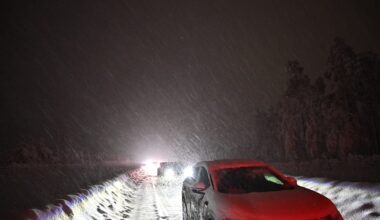 Snøkaos på svensk E22 – passasjerer måtte dytte buss