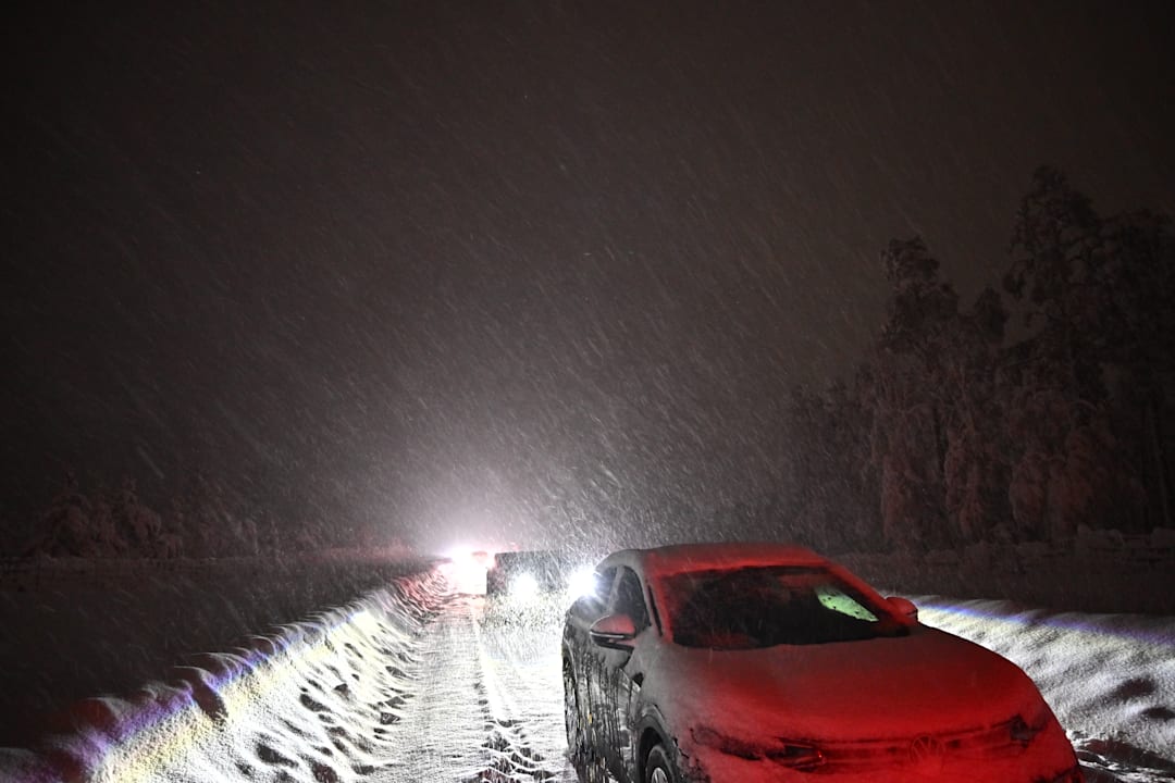 Snøkaos på svensk E22 – passasjerer måtte dytte buss