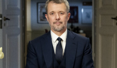 Kong Frederik kritiseres for klesvalg under nyttårstalen 2025