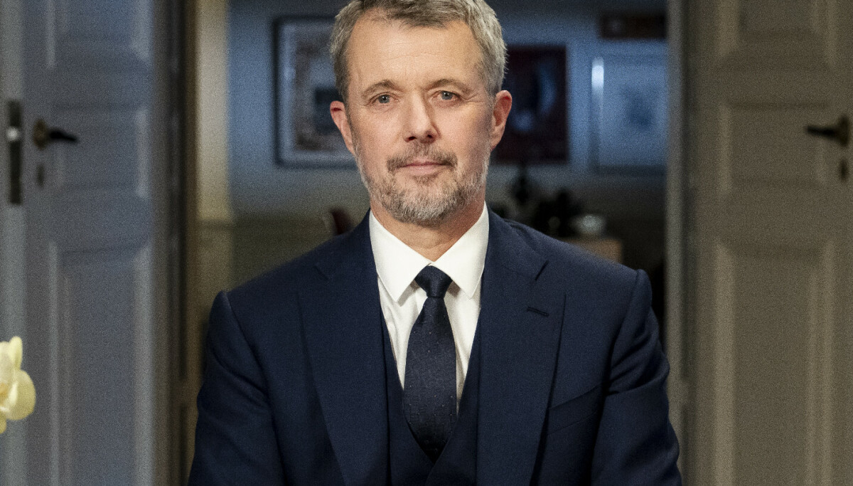 Kong Frederik kritiseres for klesvalg under nyttårstalen 2025