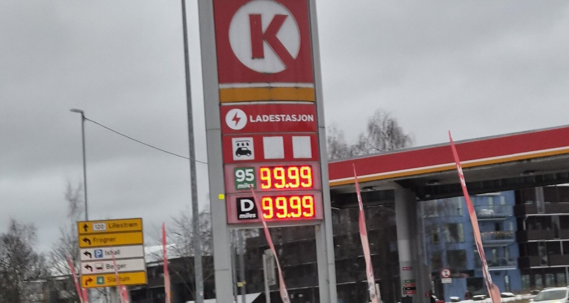 Landet Rundt, Kuriosa | Fikk sjokk av bensinprisen: – Måtte kjøre tilbake og se om vi så riktig