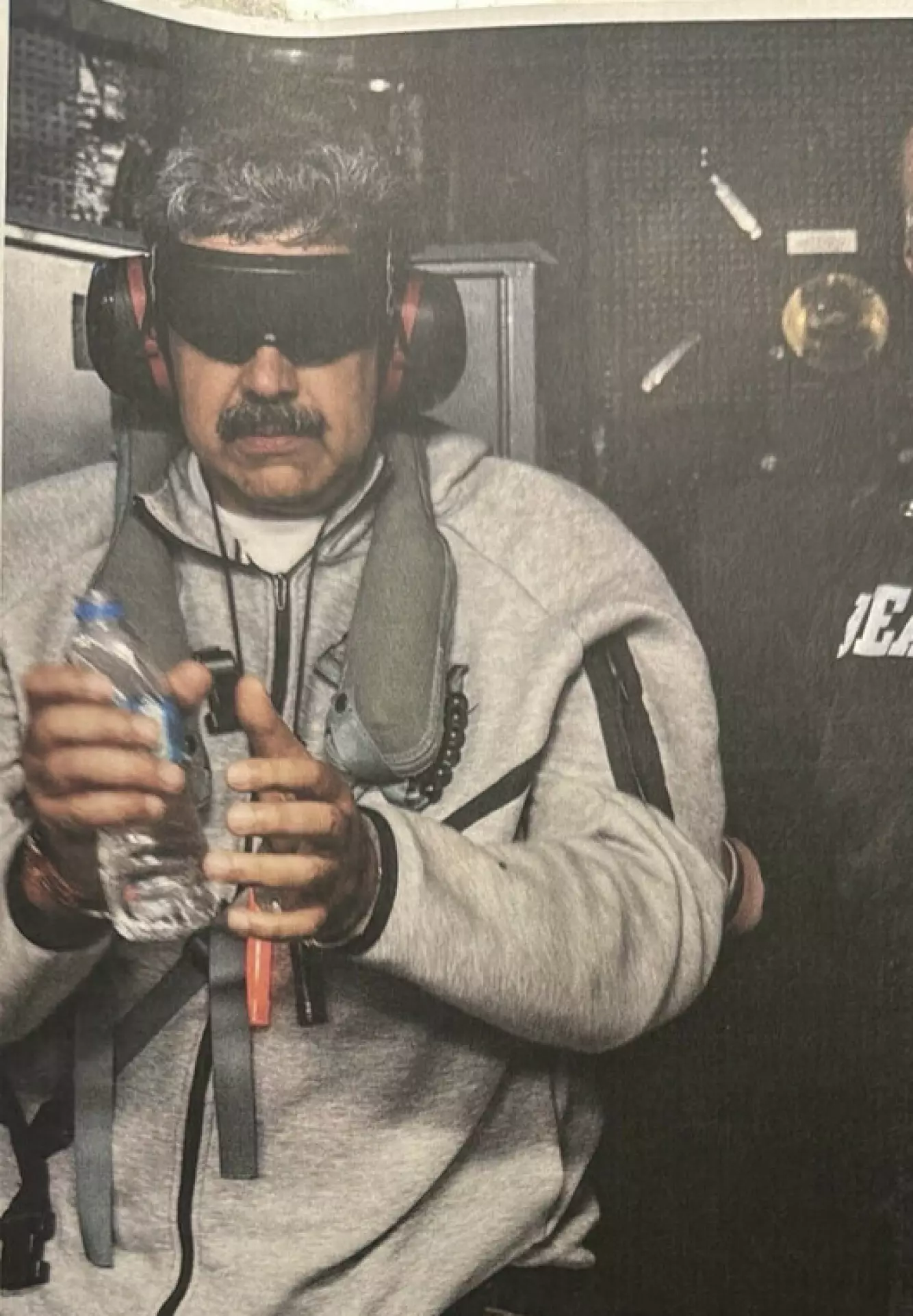 PÅ VEI TIL USA: Trump delte lørdag ettermiddag dette bildet, som skal vise Maduro om bord på et amerikansk skip på vei til USA. Foto: Donald Trump / Truth Social