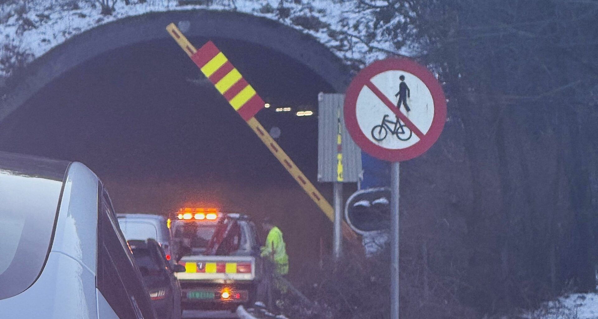 Istapper, Trafikk | Store istapper kan stenge flere bytunneler: – Må kakkes ned fortløpende