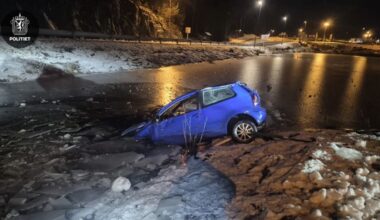 Bil gjennom isen på Stord – sjåfør kom seg ut