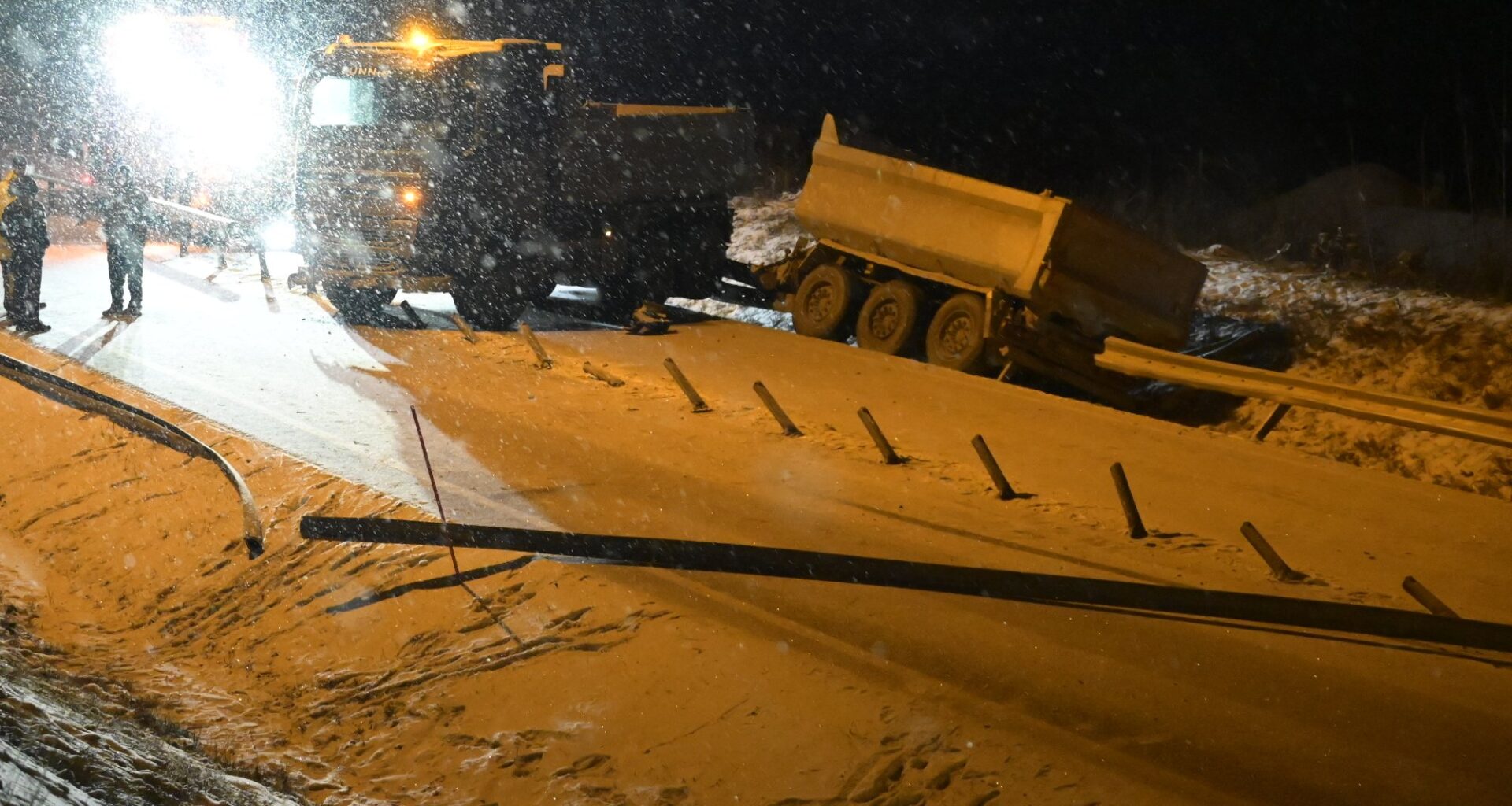 Trafikk, Politi | Vogntog ødela over 200 meter med rekkverk - Oppland Arbeiderblad