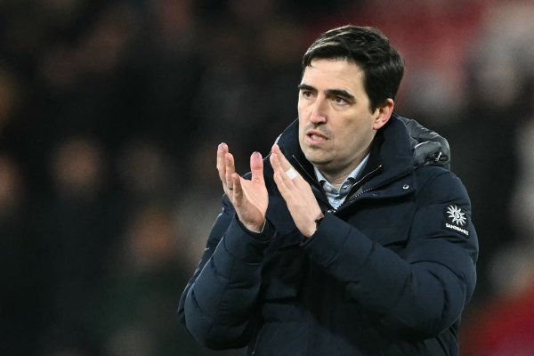 Bournemouth's Spanish manager Andoni Iraola applauds the fans after the final whistle during the English Premier League football match between Bournemouth and Arsenal at the Vitality Stadium in Bournemouth, southern England on January 3, 2026. (Photo by JUSTIN TALLIS / AFP) / RESTRICTED TO EDITORIAL USE. No use with unauthorized audio, video, data, fixture lists, club/league logos or 'live' services. Online in-match use limited to 120 images. An additional 40 images may be used in extra time. No video emulation. Social media in-match use limited to 120 images. An additional 40 images may be used in extra time. No use in betting publications, games or single club/league/player publications. /