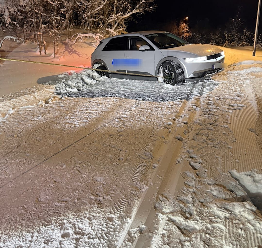Turister kjørte seg fast i lysløype