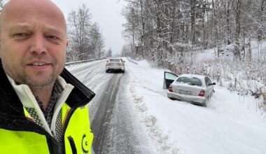 Sp-leder stoppet for å hjelpe bilist i grøfta