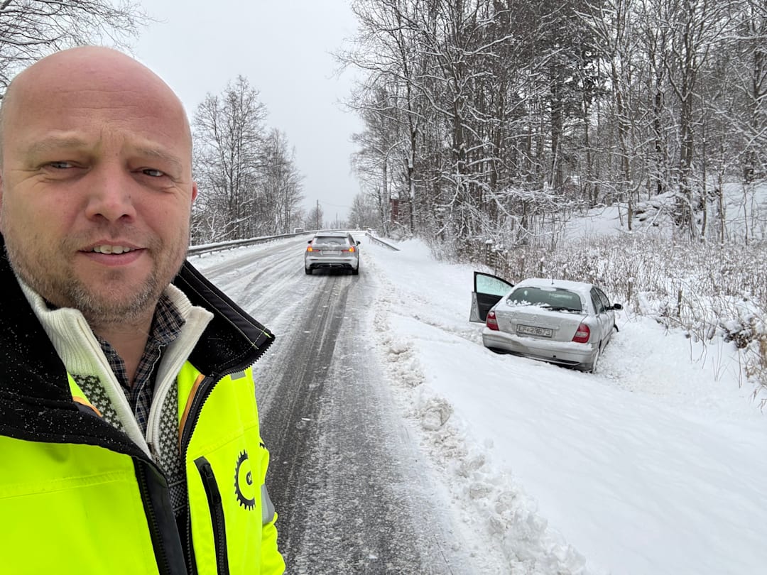 Sp-leder stoppet for å hjelpe bilist i grøfta