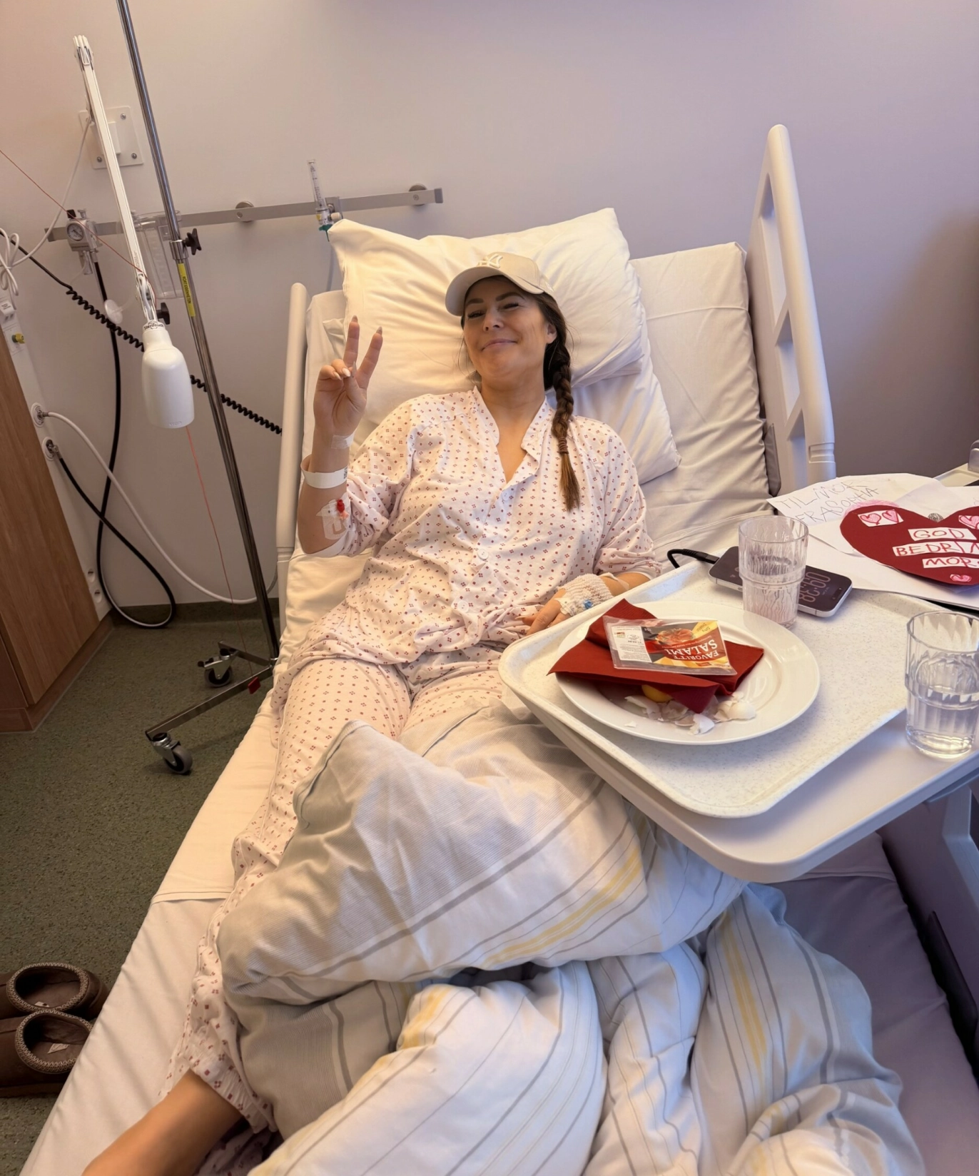 HOLDER SEG POSITIV: Inger Lise skjønte raskt at noe var galt da magesmertene ble verre på kort tid. Hun er nå glad for at hun tok det seriøst og fikk hjelp. Foto: Privat