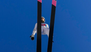 Med falsk penis og damebind i trusa