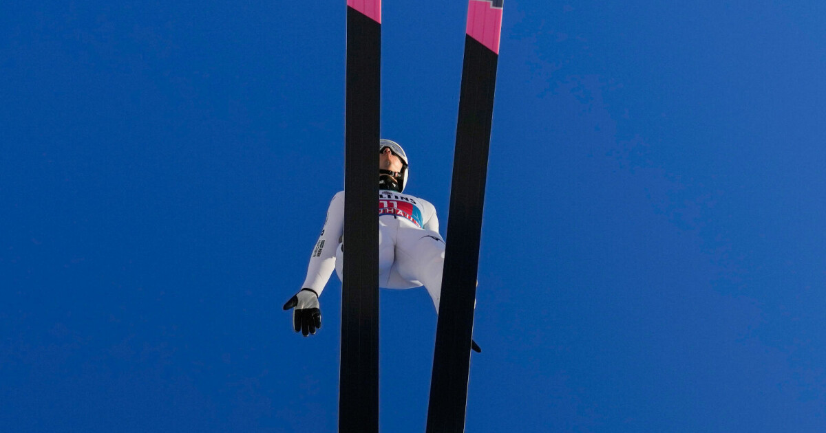 Med falsk penis og damebind i trusa