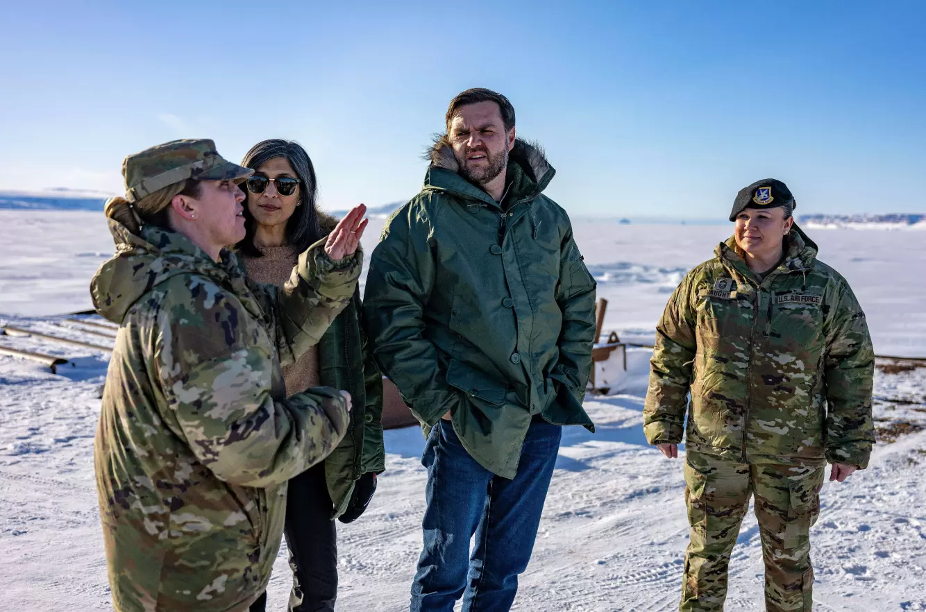 PÅ BESØK: Visepresident JD Vance og andredamen Usha Vance besøkte USAs militære Pituffik Space Base på Grønland i mars 2025. Foto: Jim Watson/Pool via AP/NTB