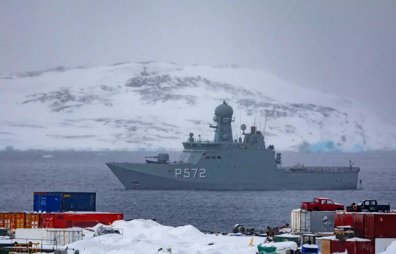NATO: Dansk marinefartøy utenfor hovedstaden Nuuk, Grønland, 8. mars 2025 Trump mener at Danmark ikke gjør nok for sikkerheten rundt Grønland. Trump har styrket sitt fokus på det ressursrike, selvstyrte danske territoriet i Arktis. Foto Odd Andersen/AFP / NTB