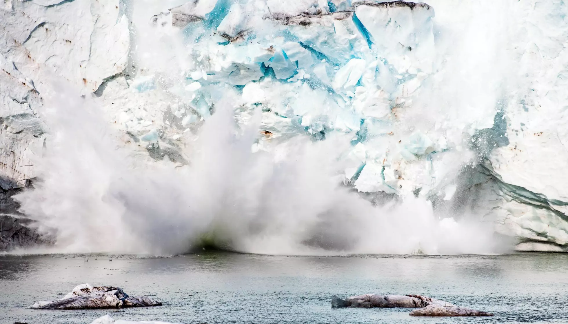 SMELTER: Isen i Arktis smelter, noe som skaper muligheter for nye handel- og militære sjøruter. Dette bildet, tatt 17. august 2019, viser et isfjell som brytes løs fra Apusiajik‑breen, nær Qulusuk. Foto: Jonathan Nackstrand / AFP/ NTB