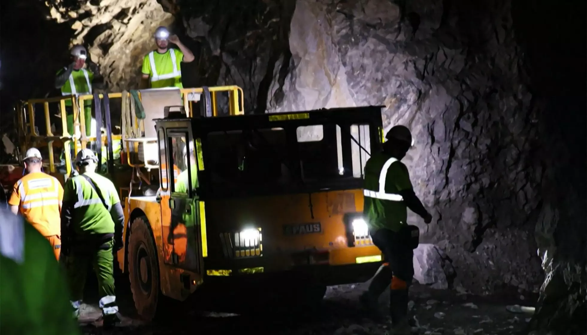 GULLGRUVE: Ansatte fra selskapet Amaroq Minerals avbildet i februar 2025 mens de arbeider ved gullgruven Nalunaq i Sør‑Grønland, en av de få aktive gruvene på Grønland. Foto: Amaroq Minerals / AFP/ NTB