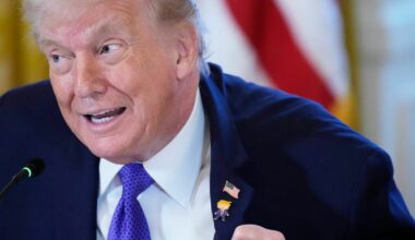 Viser frem gave under oljemøte