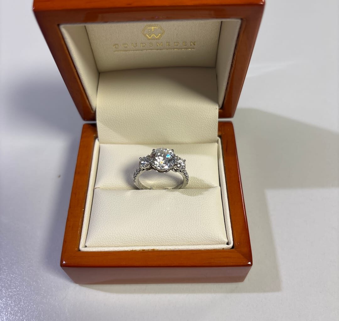 Tollerne beslagla en diamantring og et skopar på Flesland