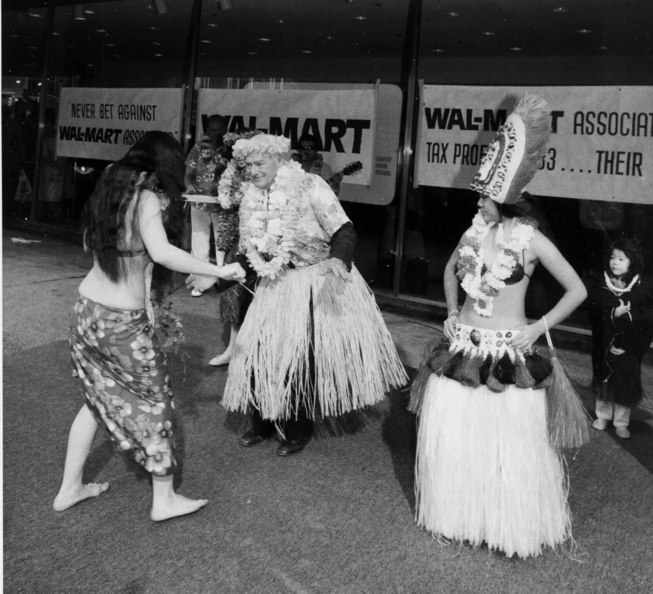 HULA: Da Sam Walton var 65 år gammel, i 1984, hadde han lovet å danse Hula hvis selskapet gjorde det bra. Han holdt ord. Foto: Nany Kaye / AP Photo / NTB